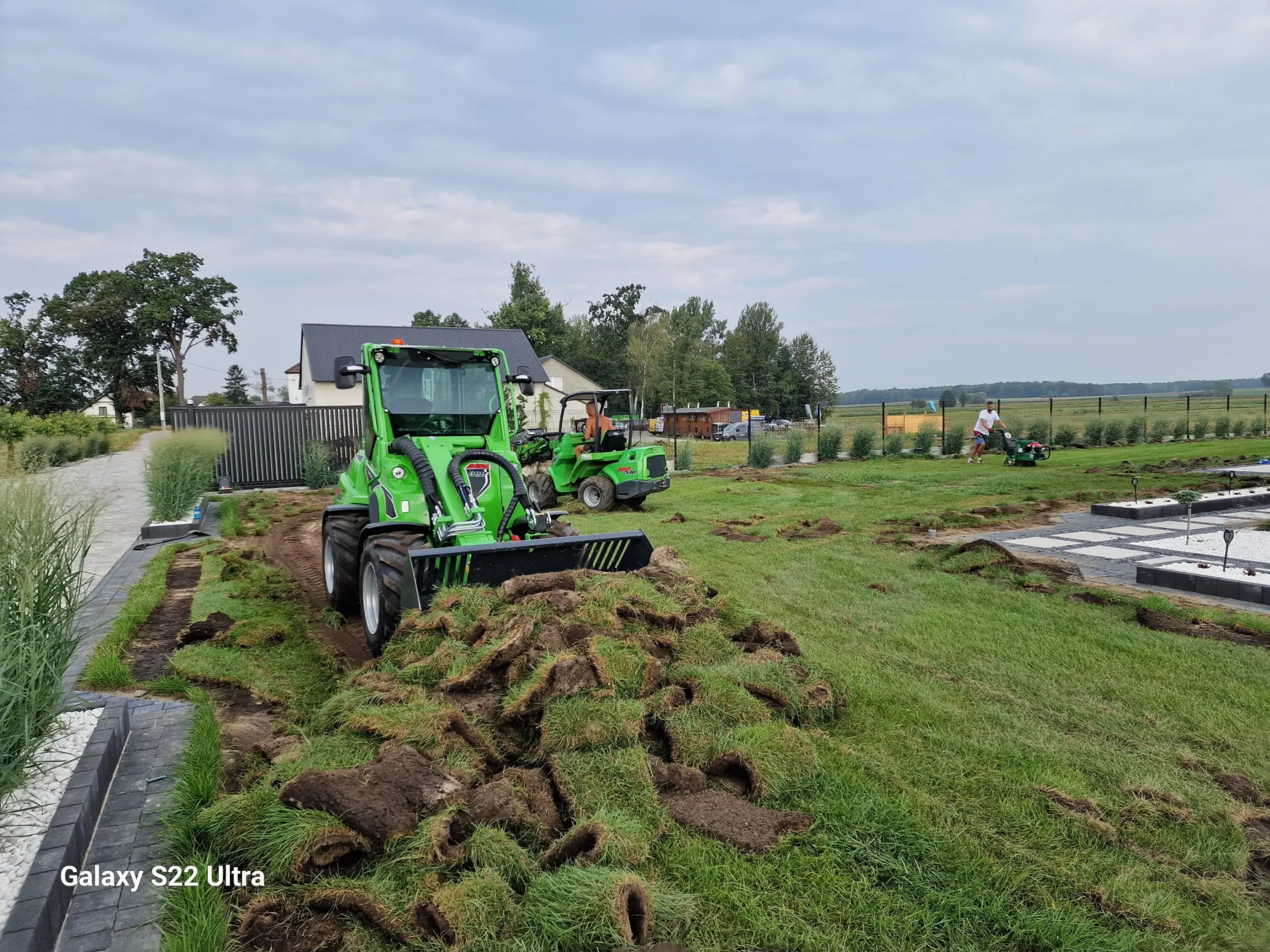Wycięcie darniny ładowarką na terenie ogrodu przed zakładaniem trawnika